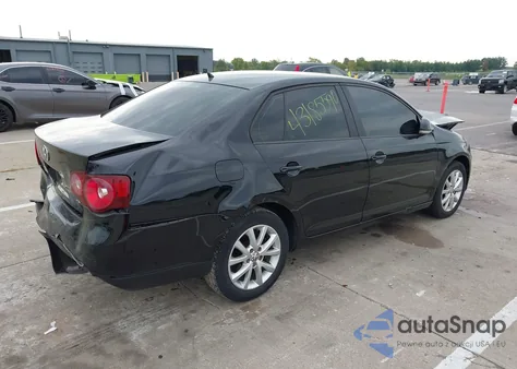 2010 Volkswagen Jetta Limited Edition z USA, uszkodzony, nr VIN 3VWRX7AJ7AM153845